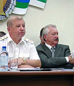 На состоявшейся 29 июля коллегии прокуратуры РК Владимир Торлопов предложил прокурору республики Виктору Ковалевскому поэкспериментировать – «не доставать» предпринимателей, которые воспринимают региональные проблемы как свои собственные. Прокурор, который привык мыслить категориями закона, отнесся к предложению главы скептически.