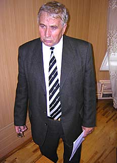 ...с административной карты Республики Коми. Об участи, постигшей Эжву, пребывавшую в статусе города 92 дня, стало известно 17 сентября. Только что председатель Конституционного суда РК Юрий Гаврюсов (на снимке) провозгласил вердикт о неконституционности закона об отделении Эжвы от Сыктывкара. Решение далось судьям нелегко...